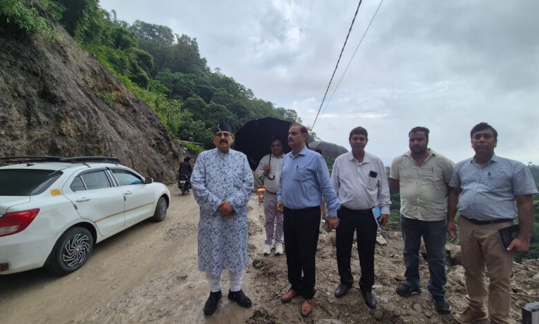लोनिवि मंत्री महाराज ने किया मसूरी, कोल्हूखेत, पानी वाले बैंड सड़क का औचक निरीक्षण लोनिवि मंत्री महाराज ने किया मसूरी, कोल्हूखेत, पानी वाले बैंड सड़क का औचक निरीक्षण