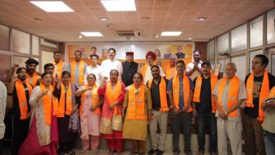 कैबिनेट मंत्री खजानदास के नेतृत्व में नगर निगम पार्षद एंव छात्रनेता सहित सैकड़ो लोगो ने थामा भाजपा का दामन
