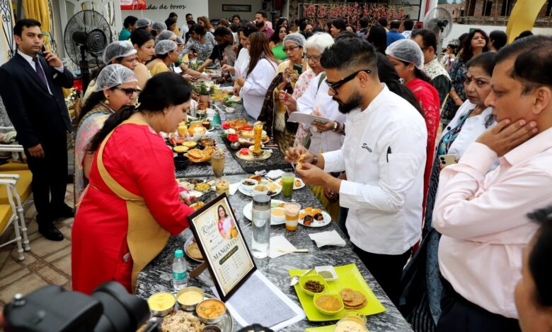 150 महिलाओं ने बनाया मैंगो पिकल मिक्सिंग का रिकॉर्ड, भारतीय परंपरा को नई पहचान देने का अनूठा प्रयास 150 महिलाओं ने बनाया मैंगो पिकल मिक्सिंग का रिकॉर्ड, भारतीय परंपरा को नई पहचान देने का अनूठा प्रयास