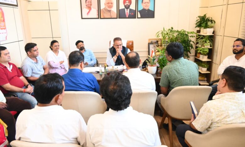 बरसात के मौसम में नागरिकों को किसी प्रकार की न हो असुविधा : कैबिनेट मंत्री गणेश जोशी