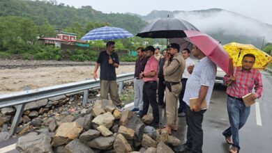 भारी वर्षा के बीच ग्राउंड जीरो पर डटे रहे डीएम डॉ0 आशीष चौहान, स्वयं किया संवेदनशील क्षेत्रों का निरीक्षण