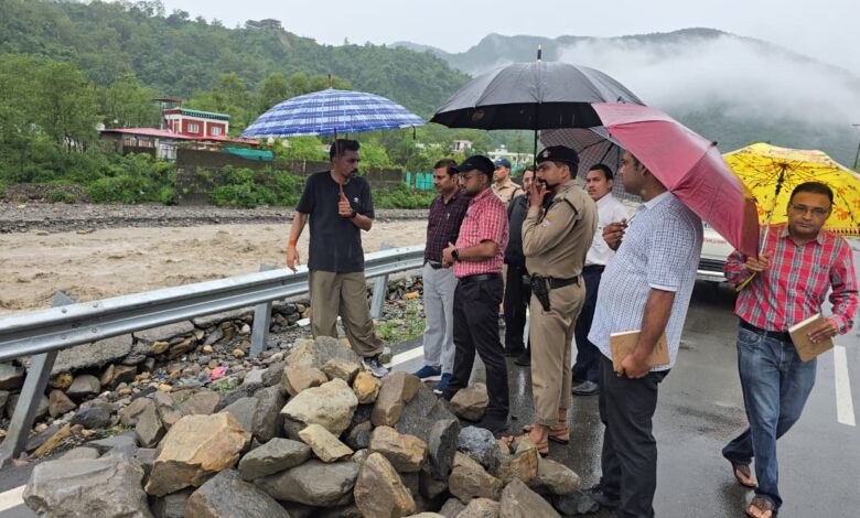 भारी वर्षा के बीच ग्राउंड जीरो पर डटे रहे डीएम डॉ0 आशीष चौहान, स्वयं किया संवेदनशील क्षेत्रों का निरीक्षण