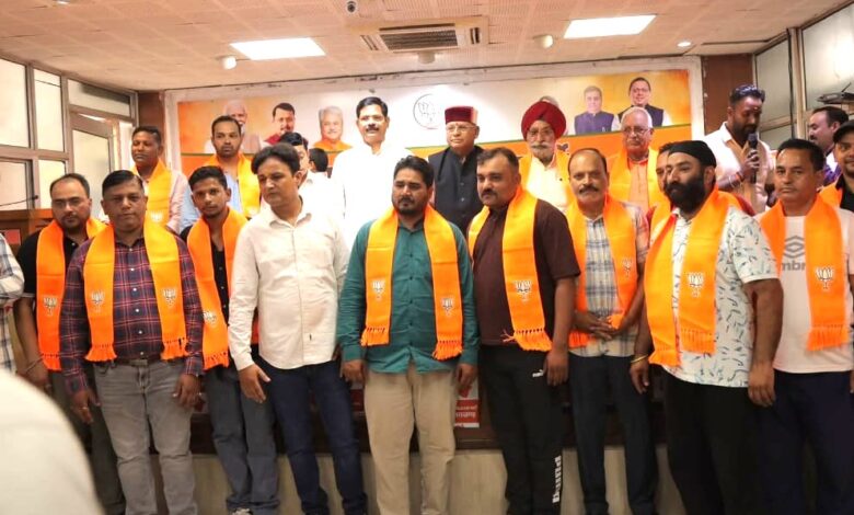 पार्षद बरखा पाल एवं महेश पाल सहित अनेक युवाओं ने भारतीय जनता पार्टी की सदस्यता ग्रहण की पार्षद बरखा पाल एवं महेश पाल सहित अनेक युवाओं ने भारतीय जनता पार्टी की सदस्यता ग्रहण की