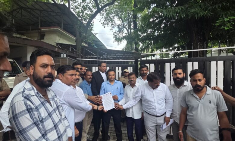 वाल्मीकि समाज को “गैंग” लिखे जाने पर वाल्मीकि सेवा समिति का कड़ा विरोध, जिलाधिकारी को सौंपा ज्ञापन वाल्मीकि समाज को “गैंग” लिखे जाने पर वाल्मीकि सेवा समिति का कड़ा विरोध, जिलाधिकारी को सौंपा ज्ञापन