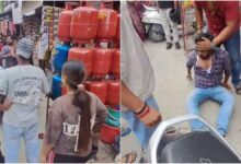 दो भाईयों को रेगुलेटर बदलना पड़ा भारी, दोनों भाईयों के साथ दुकानदारों ने की मारपीट, गंभीर चोट आई दो भाईयों को रेगुलेटर बदलना पड़ा भारी, दोनों भाईयों के साथ दुकानदारों ने की मारपीट, गंभीर चोट आई