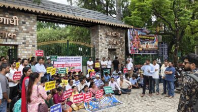 मुख्यमंत्री आवास कूच कर रहे डिग्रीधारी लैब तकनीशियनों को पुलिस ने जबरन हिरासत में लिया मुख्यमंत्री आवास कूच कर रहे डिग्रीधारी लैब तकनीशियनों को पुलिस ने जबरन हिरासत में लिया