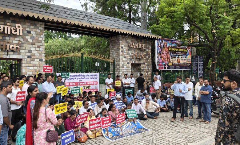 मुख्यमंत्री आवास कूच कर रहे डिग्रीधारी लैब तकनीशियनों को पुलिस ने जबरन हिरासत में लिया
