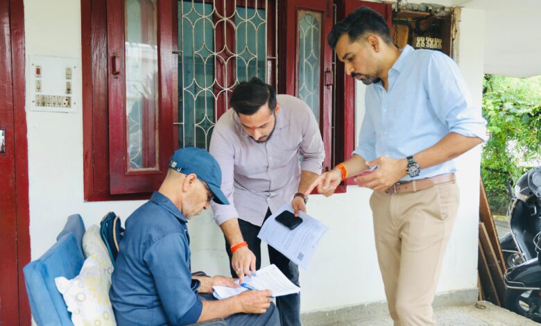 मतदाता सूची पुनरीक्षण की जमीनी पड़ताल को ग्राउंड  जीरो पर उतरे डीएम