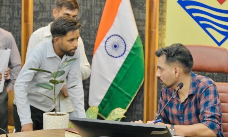 169 शिकायतें, कई का मौके पर समाधान, जनता की तकलीफ पर संवदेनशील दिखे डीएम 169 शिकायतें, कई का मौके पर समाधान, जनता की तकलीफ पर संवदेनशील दिखे डीएम