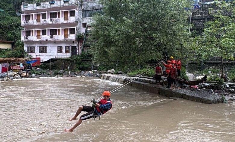 आपदा से निपटने की तैयारियों को परखाः देहरादून के 7 संवेदनशील स्थानों पर एक साथ हुई मॉकड्रिल आपदा से निपटने की तैयारियों को परखाः देहरादून के 7 संवेदनशील स्थानों पर एक साथ हुई मॉकड्रिल