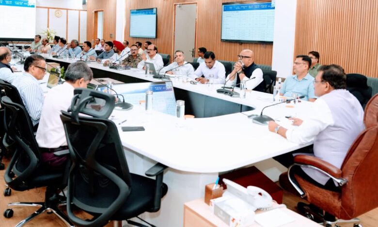 प्रदेश के भीतर सभी बड़े प्रोजेक्ट्स का निर्माण कार्य नियमित समय पर पूरा हो : मुख्य सचिव