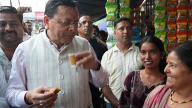 सीएम धामी की सादगी ने दिया ‘लोकल फॉर वोकल’ का संदेश, मेलाघाट रोड पर पैदल चलकर मिलन डेरी में पी चाय सीएम धामी की सादगी ने दिया ‘लोकल फॉर वोकल’ का संदेश, मेलाघाट रोड पर पैदल चलकर मिलन डेरी में पी चाय