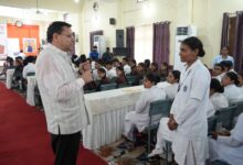 युवाओं ने मुख्यमंत्री धामी से समसामयिक विषयों पर किया प्रत्यक्ष एवं निर्भीक संवाद युवाओं ने मुख्यमंत्री धामी से समसामयिक विषयों पर किया प्रत्यक्ष एवं निर्भीक संवाद