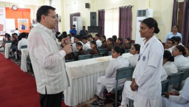 युवाओं ने मुख्यमंत्री धामी से समसामयिक विषयों पर किया प्रत्यक्ष एवं निर्भीक संवाद युवाओं ने मुख्यमंत्री धामी से समसामयिक विषयों पर किया प्रत्यक्ष एवं निर्भीक संवाद
