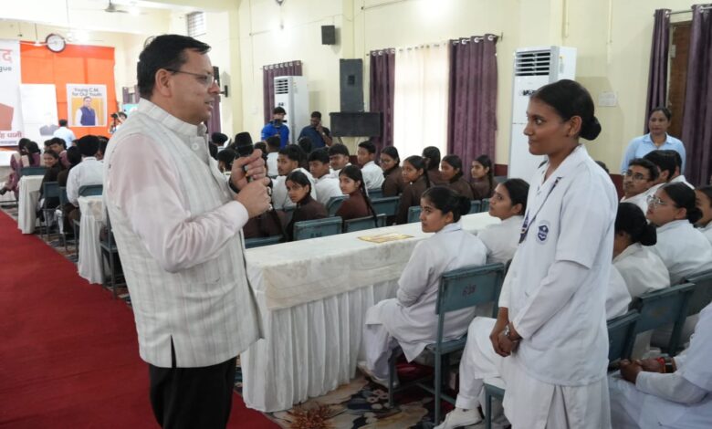 युवाओं ने मुख्यमंत्री धामी से समसामयिक विषयों पर किया प्रत्यक्ष एवं निर्भीक संवाद युवाओं ने मुख्यमंत्री धामी से समसामयिक विषयों पर किया प्रत्यक्ष एवं निर्भीक संवाद