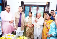 मुख्यमंत्री धामी ने 15 अगस्त की पूर्व संध्या पर शहीद अमित कुमार अणथ्वाल के परिजनों से की भेंट, किया सम्मानित