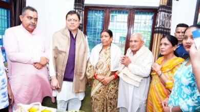 मुख्यमंत्री धामी ने 15 अगस्त की पूर्व संध्या पर शहीद अमित कुमार अणथ्वाल के परिजनों से की भेंट, किया सम्मानित