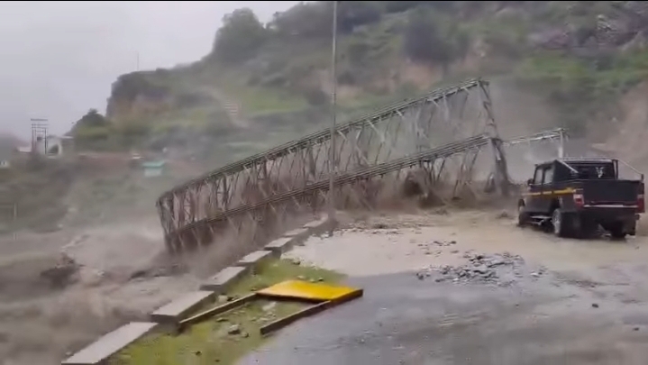 नीति घाटी में भारी बारिश से तमक नाला उफनाया, वैली ब्रिज बहा नीति घाटी में भारी बारिश से तमक नाला उफनाया, वैली ब्रिज बहा