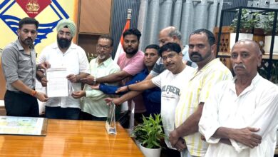 महानगर कांग्रेस ने जिला निर्वाचन अधिकारी आशीष चौहान को सौंपा ज्ञापन