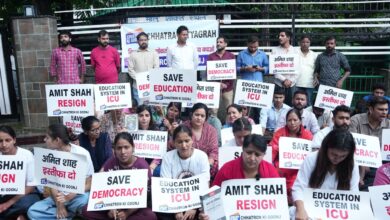 प्रदेश अध्यक्ष उत्तराखंड महिला कांग्रेस ज्योति रौतेला के नेतृत्व में डीएम कार्यालय का घेराव, अमित शाह के इस्तीफे व प्रधानमंत्री से माफी की मांग