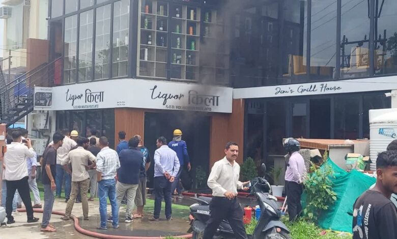 रामनगर में AC फटने से से विदेशी शराब की दुकान में लगी भीषण आग रामनगर में AC फटने से से विदेशी शराब की दुकान में लगी भीषण आग