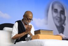 गुजरात और केरल में अतिवृष्टि के कारण दिवंगत हुए लोगों को मोरारी बापू की श्रद्धांजलि और उनके परिजनों को सहायता गुजरात और केरल में अतिवृष्टि के कारण दिवंगत हुए लोगों को मोरारी बापू की श्रद्धांजलि और उनके परिजनों को सहायता