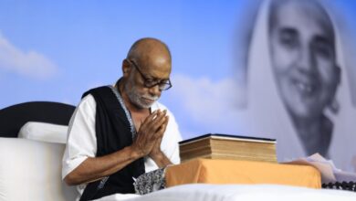 गुजरात और केरल में अतिवृष्टि के कारण दिवंगत हुए लोगों को मोरारी बापू की श्रद्धांजलि और उनके परिजनों को सहायता गुजरात और केरल में अतिवृष्टि के कारण दिवंगत हुए लोगों को मोरारी बापू की श्रद्धांजलि और उनके परिजनों को सहायता