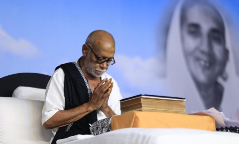 गुजरात और केरल में अतिवृष्टि के कारण दिवंगत हुए लोगों को मोरारी बापू की श्रद्धांजलि और उनके परिजनों को सहायता