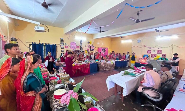 “समौण अगली पीढ़ी तें” में दिखा पहाड़ी संस्कृति का रंग, पारंपरिक व्यंजनों से महका गोपेश्वर कॉलेज “समौण अगली पीढ़ी तें” में दिखा पहाड़ी संस्कृति का रंग, पारंपरिक व्यंजनों से महका गोपेश्वर कॉलेज