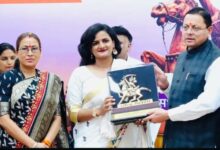 मुख्यमंत्री धामी और महिला सशक्तीकरण एवं बाल विकास मंत्री रेखा आर्य ने नन्दा सती को तीलू रौतेली पुरस्कार प्रदान किया मुख्यमंत्री धामी और महिला सशक्तीकरण एवं बाल विकास मंत्री रेखा आर्य ने नन्दा सती को तीलू रौतेली पुरस्कार प्रदान किया
