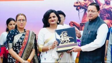 मुख्यमंत्री धामी और महिला सशक्तीकरण एवं बाल विकास मंत्री रेखा आर्य ने नन्दा सती को तीलू रौतेली पुरस्कार प्रदान किया मुख्यमंत्री धामी और महिला सशक्तीकरण एवं बाल विकास मंत्री रेखा आर्य ने नन्दा सती को तीलू रौतेली पुरस्कार प्रदान किया