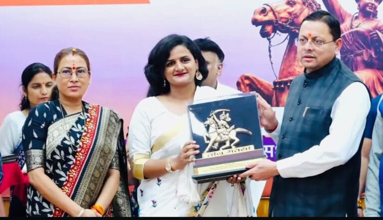 मुख्यमंत्री धामी और महिला सशक्तीकरण एवं बाल विकास मंत्री रेखा आर्य ने नन्दा सती को तीलू रौतेली पुरस्कार प्रदान किया मुख्यमंत्री धामी और महिला सशक्तीकरण एवं बाल विकास मंत्री रेखा आर्य ने नन्दा सती को तीलू रौतेली पुरस्कार प्रदान किया