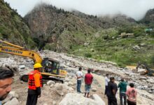 तमक नाले में ह्यूम पाइप डालकर अस्थाई मोटर मार्ग बनाने का कार्य तेजी से जारी