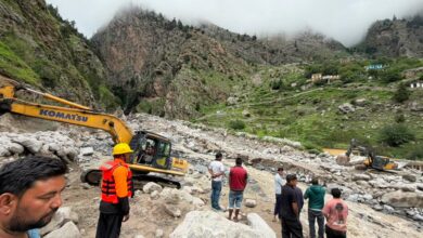 तमक नाले में ह्यूम पाइप डालकर अस्थाई मोटर मार्ग बनाने का कार्य तेजी से जारी