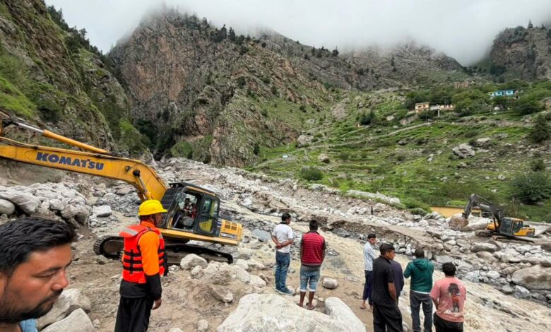 तमक नाले में ह्यूम पाइप डालकर अस्थाई मोटर मार्ग बनाने का कार्य तेजी से जारी तमक नाले में ह्यूम पाइप डालकर अस्थाई मोटर मार्ग बनाने का कार्य तेजी से जारी