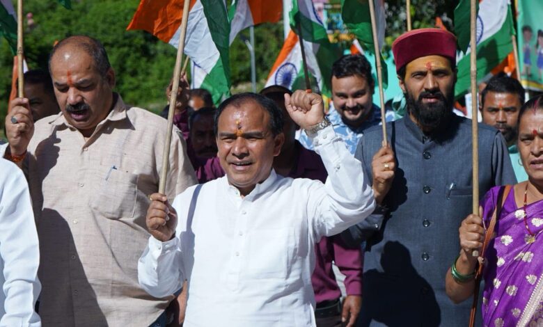 कैबिनेट मंत्री डाॅ. रावत के नेतृत्व में तिरंगे के रंग में रंगा पैठाणी कैबिनेट मंत्री डाॅ. रावत के नेतृत्व में तिरंगे के रंग में रंगा पैठाणी