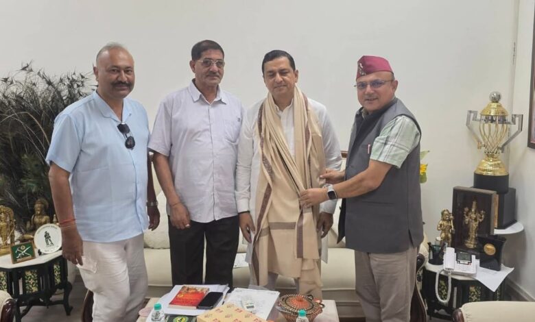 पैनखण्डा जिला चमोली की विभिन्न क्षेत्रीय मांगो के सम्बन्ध में सांसद बलूनी को ज्ञापन सौंपा पैनखण्डा जिला चमोली की विभिन्न क्षेत्रीय मांगो के सम्बन्ध में सांसद बलूनी को ज्ञापन सौंपा