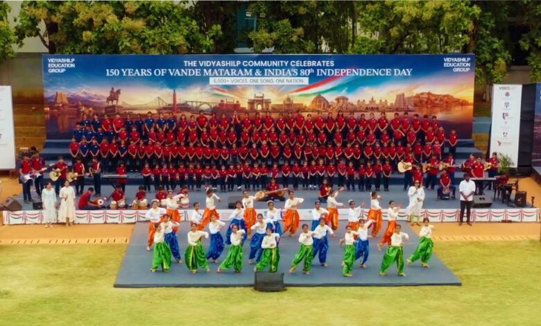 6,000 से अधिक आवाज़ें, एक श्रद्धांजलि: विद्यासिल्प समुदाय ने ऐतिहासिक वंदे मातरम् के साथ मनाया भारत का 80वां स्वतंत्रता दिवस 6,000 से अधिक आवाज़ें, एक श्रद्धांजलि: विद्यासिल्प समुदाय ने ऐतिहासिक वंदे मातरम् के साथ मनाया भारत का 80वां स्वतंत्रता दिवस