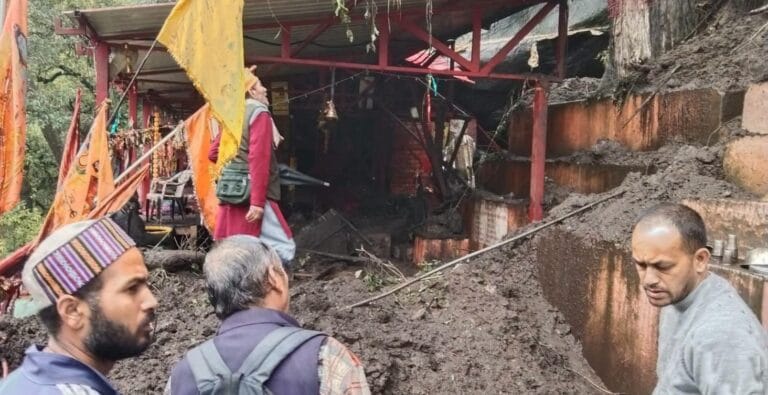 पंचम केदार कल्पेश्वर महादेव परिसर में भारी बारिश के बाद अचानक भूस्खलन होने से अफरा-तफरी मची पंचम केदार कल्पेश्वर महादेव परिसर में भारी बारिश के बाद अचानक भूस्खलन होने से अफरा-तफरी मची