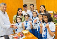 भागीरथी इंटरनेशनल स्कूल के बच्चों ने मेयर सौरभ थपलियाल को बांधी राखी, भाई-बहन के स्नेह का दिया संदेश