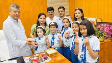 भागीरथी इंटरनेशनल स्कूल के बच्चों ने मेयर सौरभ थपलियाल को बांधी राखी, भाई-बहन के स्नेह का दिया संदेश