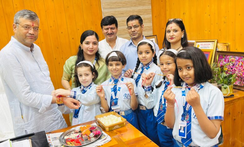भागीरथी इंटरनेशनल स्कूल के बच्चों ने मेयर सौरभ थपलियाल को बांधी राखी, भाई-बहन के स्नेह का दिया संदेश भागीरथी इंटरनेशनल स्कूल के बच्चों ने मेयर सौरभ थपलियाल को बांधी राखी, भाई-बहन के स्नेह का दिया संदेश