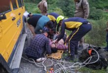 चकराता में लालपुल के पास 35 मीटर गहरी खाई में गिरी कार, एसडीआरएफ एवं स्थानीय पुलिस ने पांच घायलों को किया सुरक्षित रेस्क्यू चकराता में लालपुल के पास 35 मीटर गहरी खाई में गिरी कार, एसडीआरएफ एवं स्थानीय पुलिस ने पांच घायलों को किया सुरक्षित रेस्क्यू