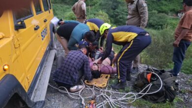 चकराता में लालपुल के पास 35 मीटर गहरी खाई में गिरी कार, एसडीआरएफ एवं स्थानीय पुलिस ने पांच घायलों को किया सुरक्षित रेस्क्यू चकराता में लालपुल के पास 35 मीटर गहरी खाई में गिरी कार, एसडीआरएफ एवं स्थानीय पुलिस ने पांच घायलों को किया सुरक्षित रेस्क्यू