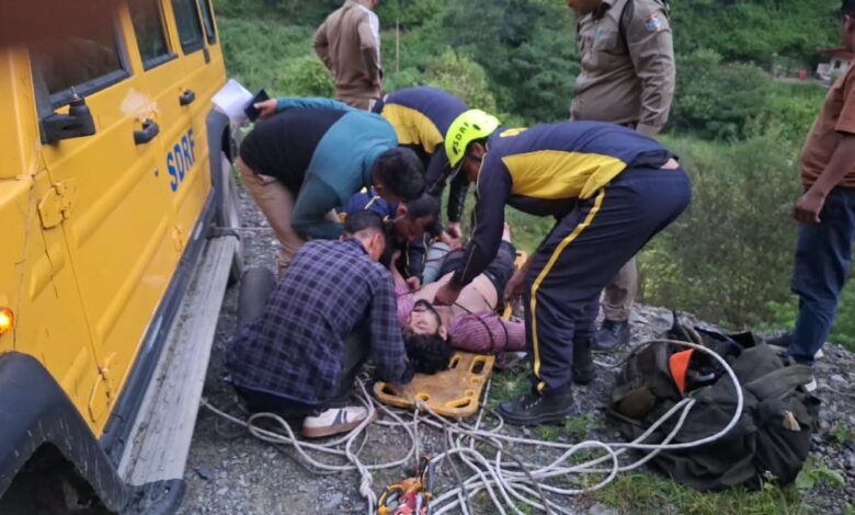 चकराता में लालपुल के पास 35 मीटर गहरी खाई में गिरी कार, एसडीआरएफ एवं स्थानीय पुलिस ने पांच घायलों को किया सुरक्षित रेस्क्यू चकराता में लालपुल के पास 35 मीटर गहरी खाई में गिरी कार, एसडीआरएफ एवं स्थानीय पुलिस ने पांच घायलों को किया सुरक्षित रेस्क्यू