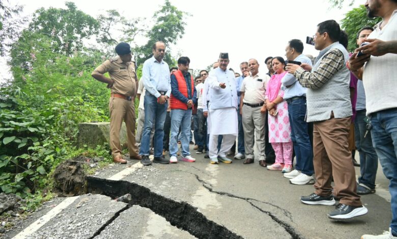 कैबिनेट मंत्री गणेश जोशी ने मसूरी मार्ग पर भूस्खलन और क्षतिग्रस्त सड़क के स्थायी समाधान को किया निरीक्षण कैबिनेट मंत्री गणेश जोशी ने मसूरी मार्ग पर भूस्खलन और क्षतिग्रस्त सड़क के स्थायी समाधान को किया निरीक्षण