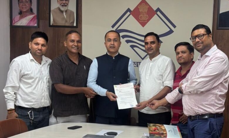 समान कार्य के लिए समान वेतन की नीति के बीच उपनल कर्मियों को हटाने पर महासंघ ने जताई नाराजगी समान कार्य के लिए समान वेतन की नीति के बीच उपनल कर्मियों को हटाने पर महासंघ ने जताई नाराजगी