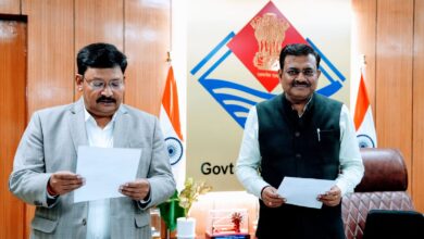 सीएस ने दीपेन्द्र चौधरी को उत्तराखण्ड सेवा का अधिकार आयोग में आयुक्त पद के लिए पद की शपथ दिलाई