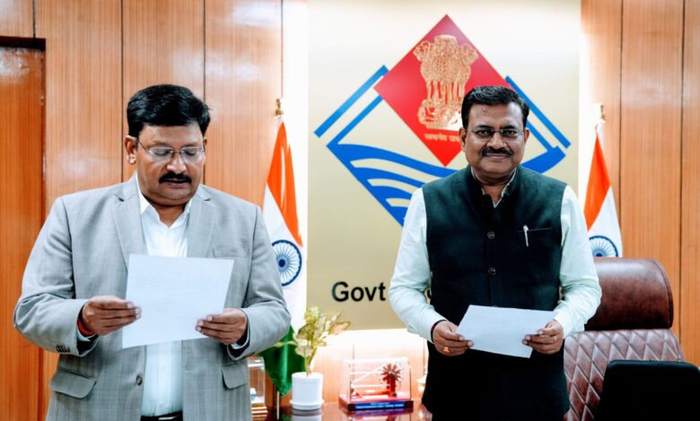 सीएस ने दीपेन्द्र चौधरी को उत्तराखण्ड सेवा का अधिकार आयोग में आयुक्त पद के लिए पद की शपथ दिलाई