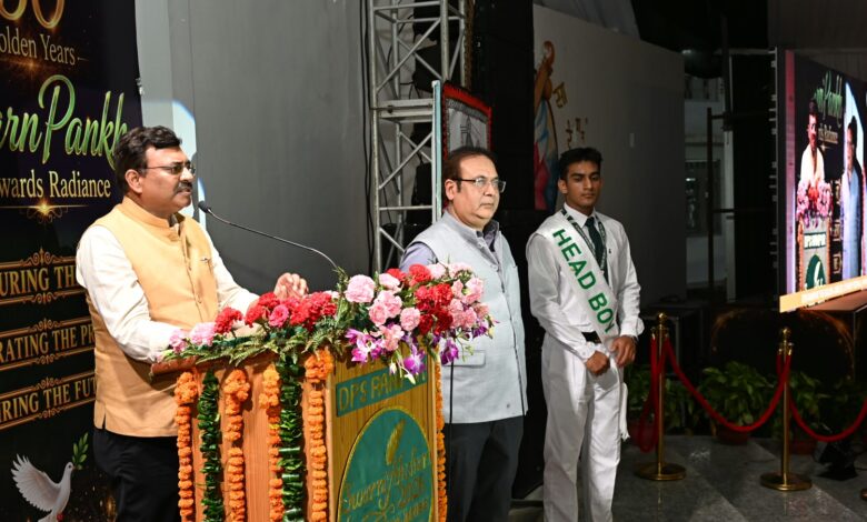 छात्र पाठ्यक्रम से आगे पढ़ें, आधुनिकता के साथ अपनी जड़ों से भी जुड़े रहें: मुख्य सचिव छात्र पाठ्यक्रम से आगे पढ़ें, आधुनिकता के साथ अपनी जड़ों से भी जुड़े रहें: मुख्य सचिव